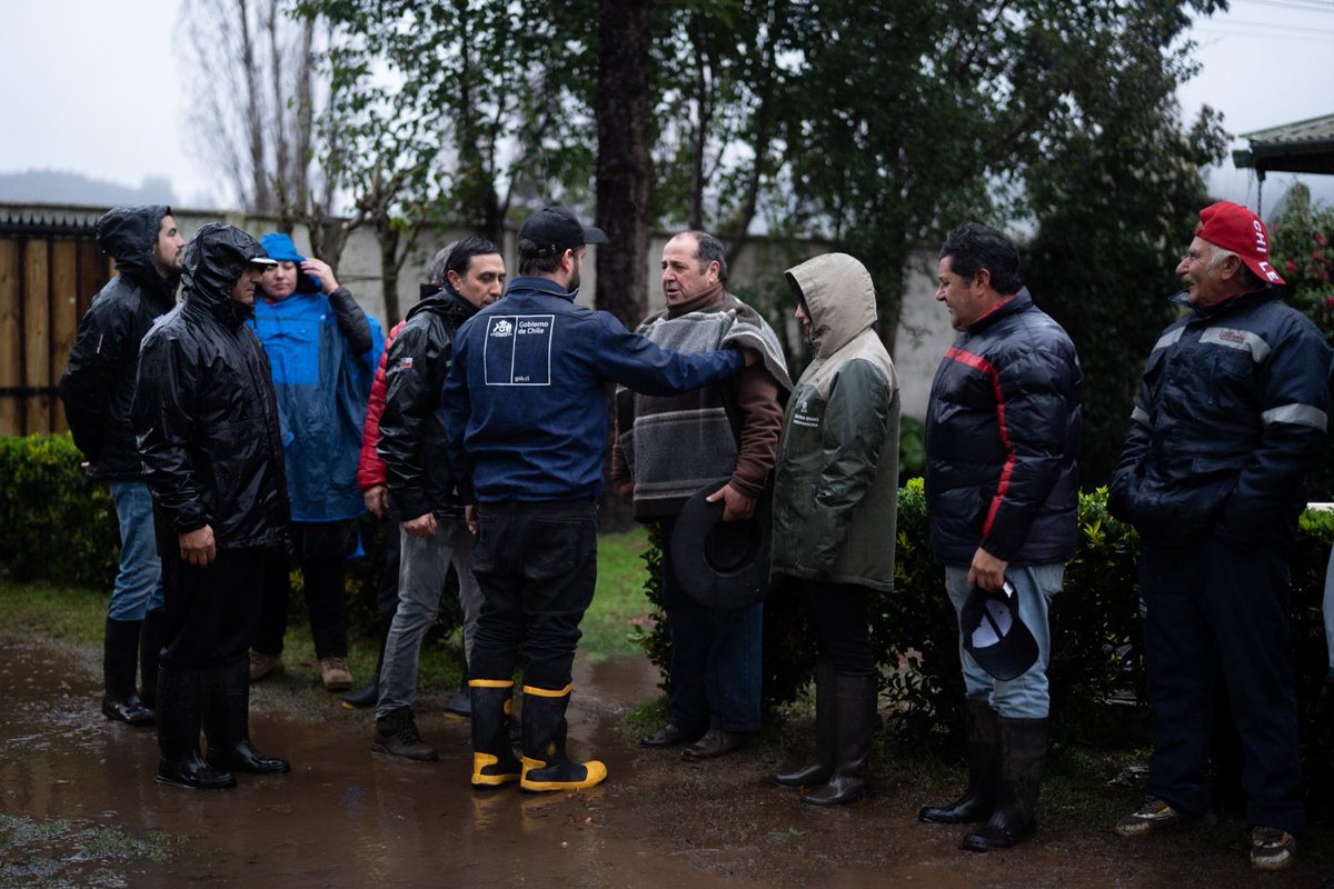 GabrielBoric's tweet photo. Pequeños agricultores de Romeral vieron sus cosechas seriamente afectadas por el desborde de un canal junto a sus predios. Agradezco al vecino Germán Gómez por abrirnos las puertas de su casa para ver en terreno los daños y evaluar la ayuda junto a Indap. Seguimos! https://t.co/YSSvuk4lmz