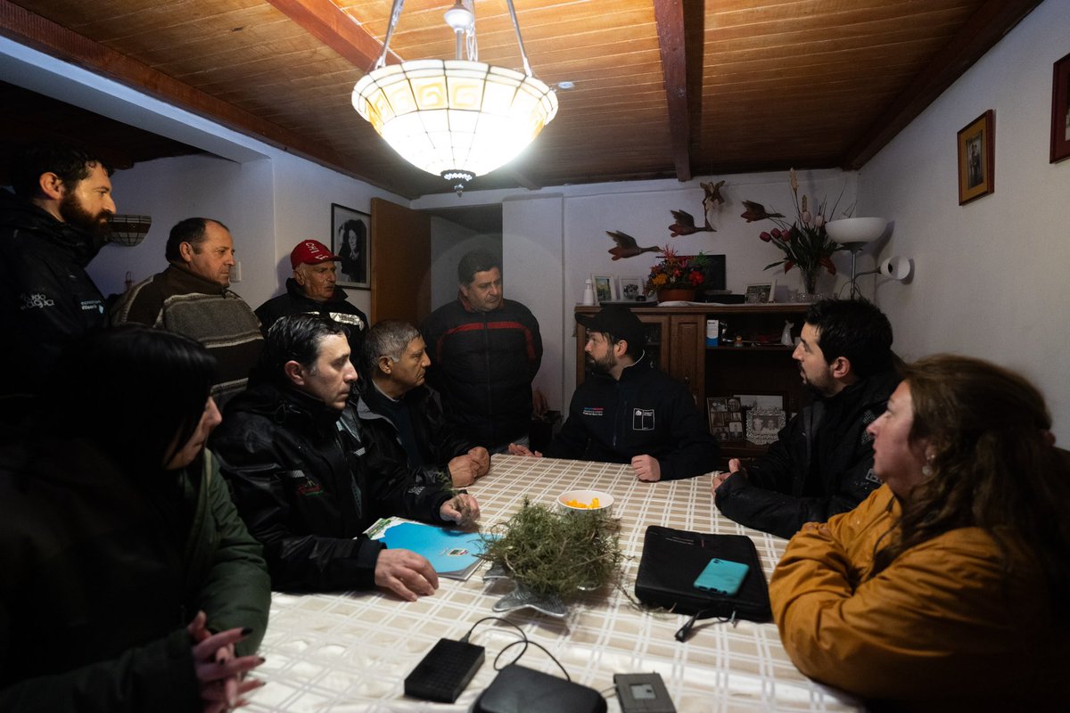 GabrielBoric's tweet photo. Pequeños agricultores de Romeral vieron sus cosechas seriamente afectadas por el desborde de un canal junto a sus predios. Agradezco al vecino Germán Gómez por abrirnos las puertas de su casa para ver en terreno los daños y evaluar la ayuda junto a Indap. Seguimos! https://t.co/YSSvuk4lmz