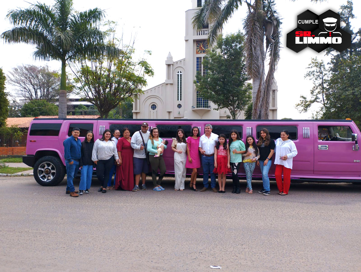 srlimmo's tweet photo. Se pasó increíble a bordo en nuestra #PinkHummer en el #cumple de Jorgelina 💗
#hummer #limmo #limousine https://t.co/B9lid67yoK