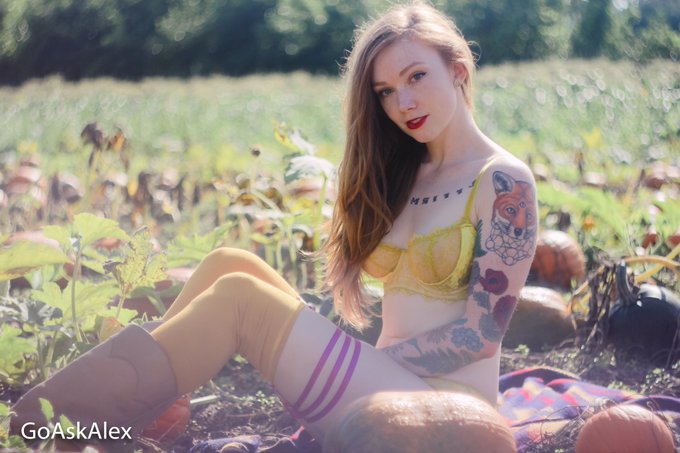 Let's start a thread of outdoor nudes!     Reply with your favourite nude of you in the great outdoors