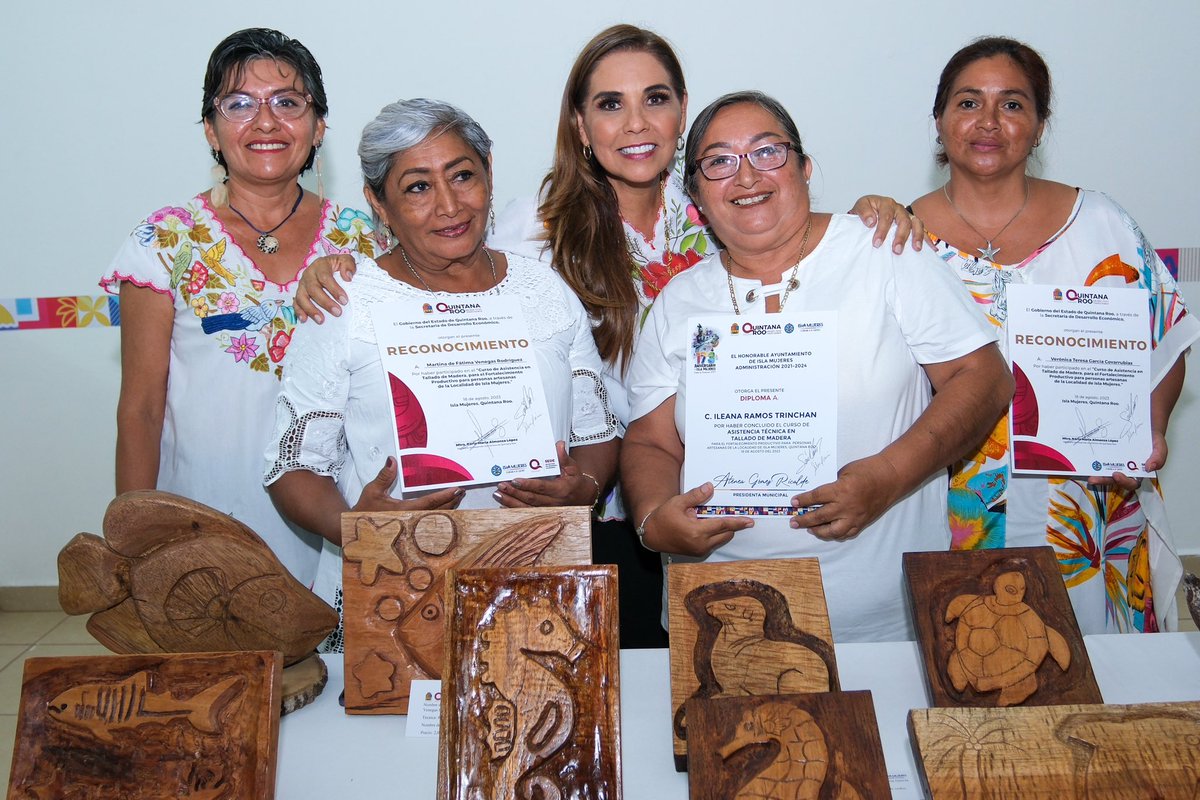 MaraLezama's tweet photo. Visitamos la exposición artesanal en #IslaMujeres, en la que participan 20 isleñ@s que tomaron el curso de Asistencia Técnica en Tallado de Madera, para perfeccionar sus métodos e impulsar sus negocios en este bello #PuebloMágico… https://t.co/vJkkd67hqA