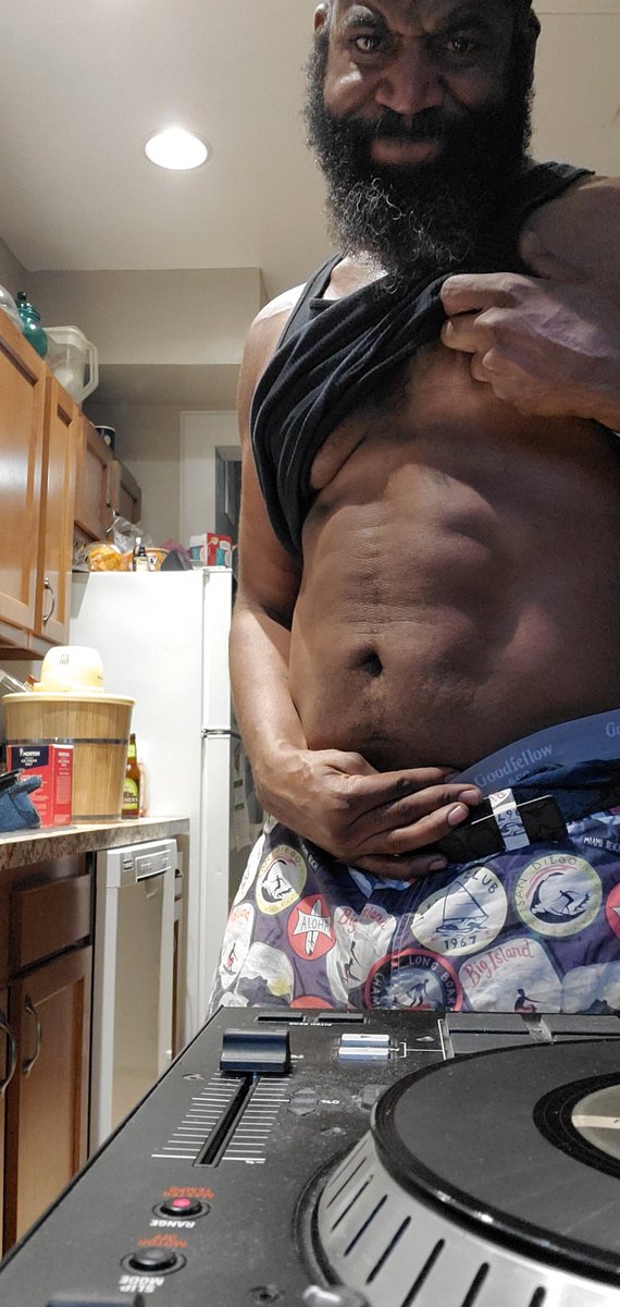 Justnofauxgiven's tweet photo. Not gonna lie the highlight of the week was stunting on @talkalotent "shit I aint did a situp in 5 years, body builder what's up"

That's that @SupperClubChef diet Baby water pull-ups and tossing a chick. Embracing life baby😎 https://t.co/VJMiD8Izss