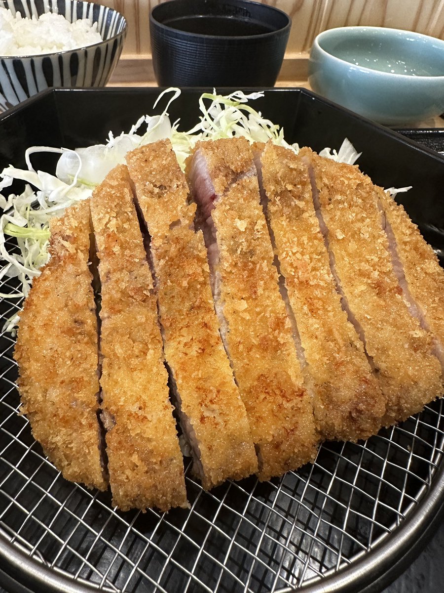 gourmetemperor's tweet photo. 知多市に昨年オープンしたとんかつ屋さん✨

噂では美味しいと聞いていたので行くのが楽しみでした😊

数量限定の上ロースカツ定食　1,980円

揚げ時間を待ってる間に前菜を出してくれます。
これが美味い🤤
空いてるお腹に染みました🙈

とんかつはソース、味噌、おろしポン酢と選べます。
柚子胡椒や岩塩も言えば出してくれます。

最初なのでソースと岩塩で注文😎

かんずりもついて来てこれで食べるのが美味しかった🤤

ご飯とキャベツはおかわり自由でデザートもついてくるので満足度高いお店だと思います。

店名　とんかつ はね馬
📍 〒478-0053 愛知県知多市清水が丘１丁目１２０９ ヴィラ 清水 1F
🈺11時半〜14時　17時半〜21時
木曜定休日

A tonkatsu restaurant that opened in Chita City last year✨

I was looking forward to going because I heard rumors that it was delicious 😊

Limited Quantity Superior Loin Cutlet Set Meal 1,980 yen

They serve appetizers while you wait for the frying time.
This is delicious 🤤
I felt my empty stomach 🙈

You can choose tonkatsu with sauce, miso, or grated ponzu sauce.
If you ask for yuzu pepper and rock salt, they will serve it.

Since it's the first time, I ordered with sauce and rock salt 😎

It was delicious to eat with Kanzuri as well 🤤

Rice and cabbage are free to refill and dessert is also included, so I think it's a highly satisfying restaurant.

Store name: Tonkatsu Hanema
📍 〒478-0053 1-1209 Shimizugaoka, Chita City, Aichi Prefecture Villa Shimizu 1F
🈺11:30-14:00 17:30-21:00
Closed on Thursdays

去年在知多市开业的炸猪排店✨

我很期待去，因为我听说那里很好吃😊

限量版上等里脊肉排套餐 1,980日元

当您等待煎炸时间时，他们会提供开胃菜。
这个很好吃🤤
我感觉我的肚子空空的🙈

您可以选择炸猪排配酱汁、味噌或磨碎的柚子酱。
如果你要柚子胡椒和岩盐，他们会提供。

因为是第一次，所以点了酱汁和岩盐😎

和 Kanzuri 一起吃也很好吃🤤

米饭和卷心菜都是免费续加的，还附送甜点，所以我认为这是一家非常令人满意的餐厅。

店铺名称: 炸猪排羽间
📍〒478-0053 爱知县知多市清水丘1-1209 清水别墅1F
🈺11:30-14:00 17:30-21:00
周四休息

#愛知グルメ #愛知ランチ #名古屋グルメ #名古屋ランチ #知多グルメ #知多ランチ #知多市グルメ #知多市ランチ #知多半島グルメ #知多半島ランチ #常滑グルメ #常滑ランチ #半田グルメ #半田ランチ #東浦グルメ #東浦ランチ #阿久比グルメ #阿久比ランチ #愛知岐阜グルメ #グルメ帝王 #グルメ帝王名物動画でお楽しみください