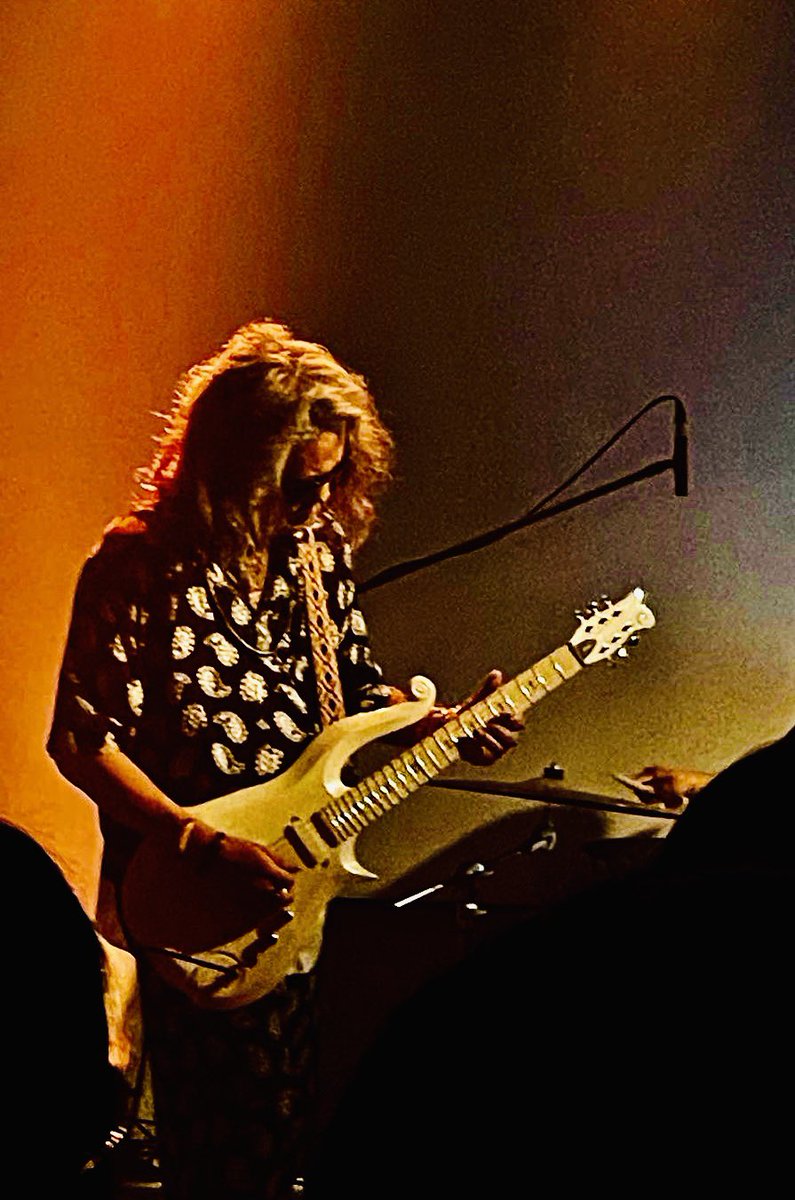 PRIMOHU's tweet photo. LIVE PIC🎸🎶🎸
#prince #cloudguitar https://t.co/dqDP7Unt4o