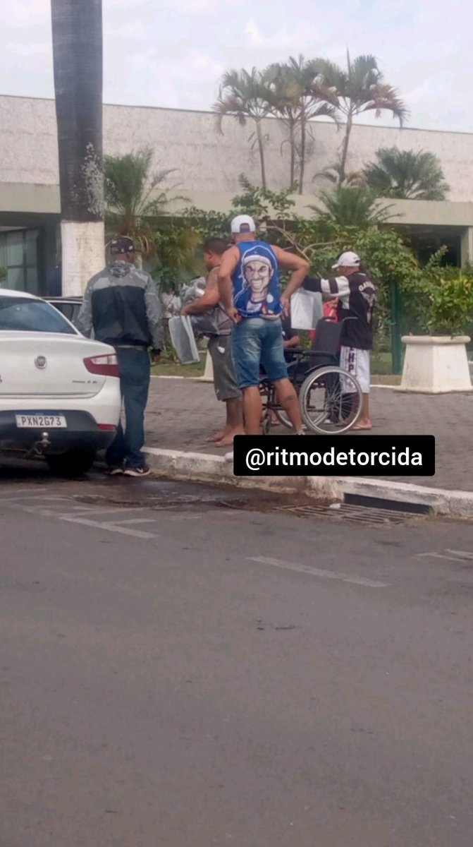 ritmodetorcida's tweet photo. Mesmo sendo um dos maiores rivais fora de Minas, membros da Máfia Azul foram dar suporte aos membros da Gaviões e Chopp feridos no acidente de ônibus.

Parabéns, Máfia Azul, pela hombridade e atitude nobre que deixou rivalidade esportiva de lado para dar espaço ao lado humano. 👏 https://t.co/No8SsR595T