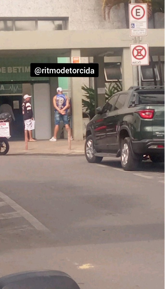 ritmodetorcida's tweet photo. Mesmo sendo um dos maiores rivais fora de Minas, membros da Máfia Azul foram dar suporte aos membros da Gaviões e Chopp feridos no acidente de ônibus.

Parabéns, Máfia Azul, pela hombridade e atitude nobre que deixou rivalidade esportiva de lado para dar espaço ao lado humano. 👏 https://t.co/No8SsR595T