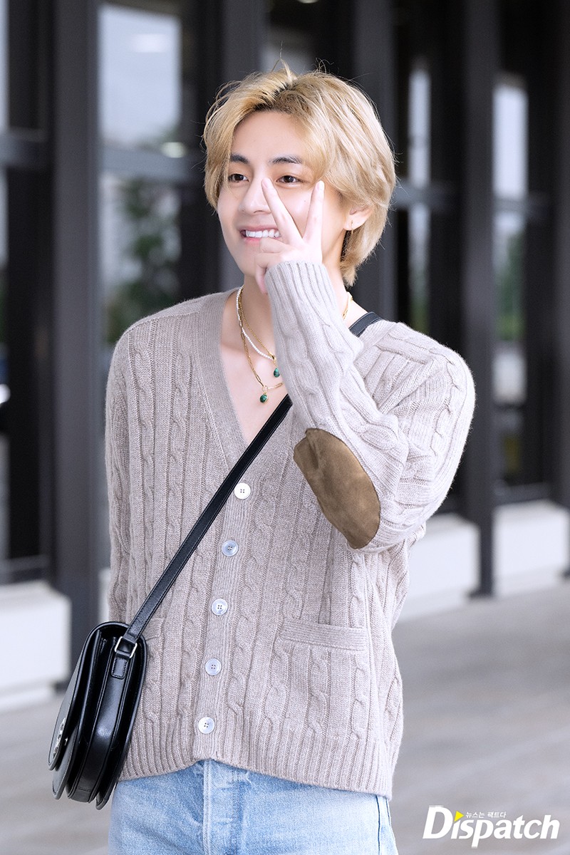 rahmdess27's tweet photo. Fyi : taehyung berangkat ke Tokyo, Jepang hari ini karna adanya jadwal luar negeri.

have a safe flight taehyung ✈️💜 https://t.co/qcE9WEryFa