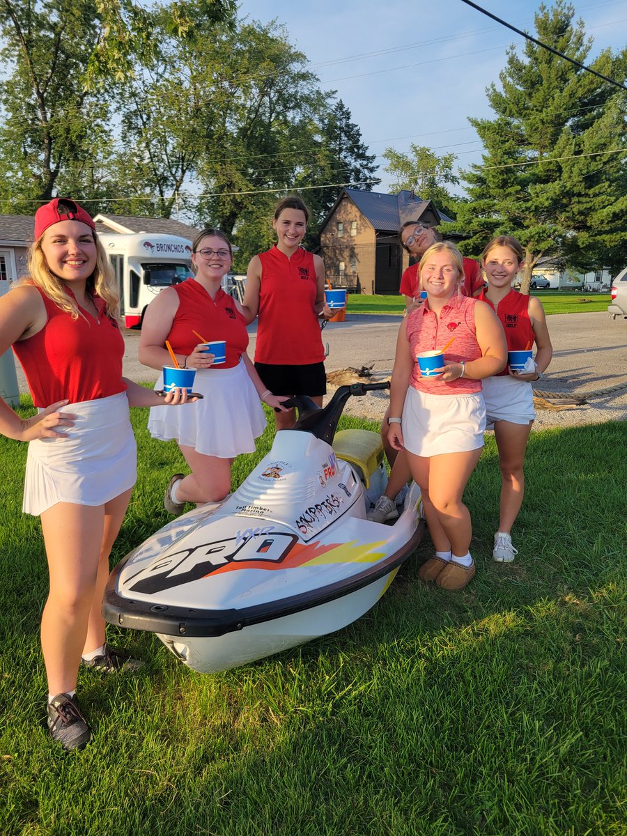 SueB452's tweet photo. Time for an ice cream treat after a steamy 9 hole golf match at TCC. Katie Graves was medalist with a 45! Good job Bronchos! https://t.co/1xxAU54Ygz