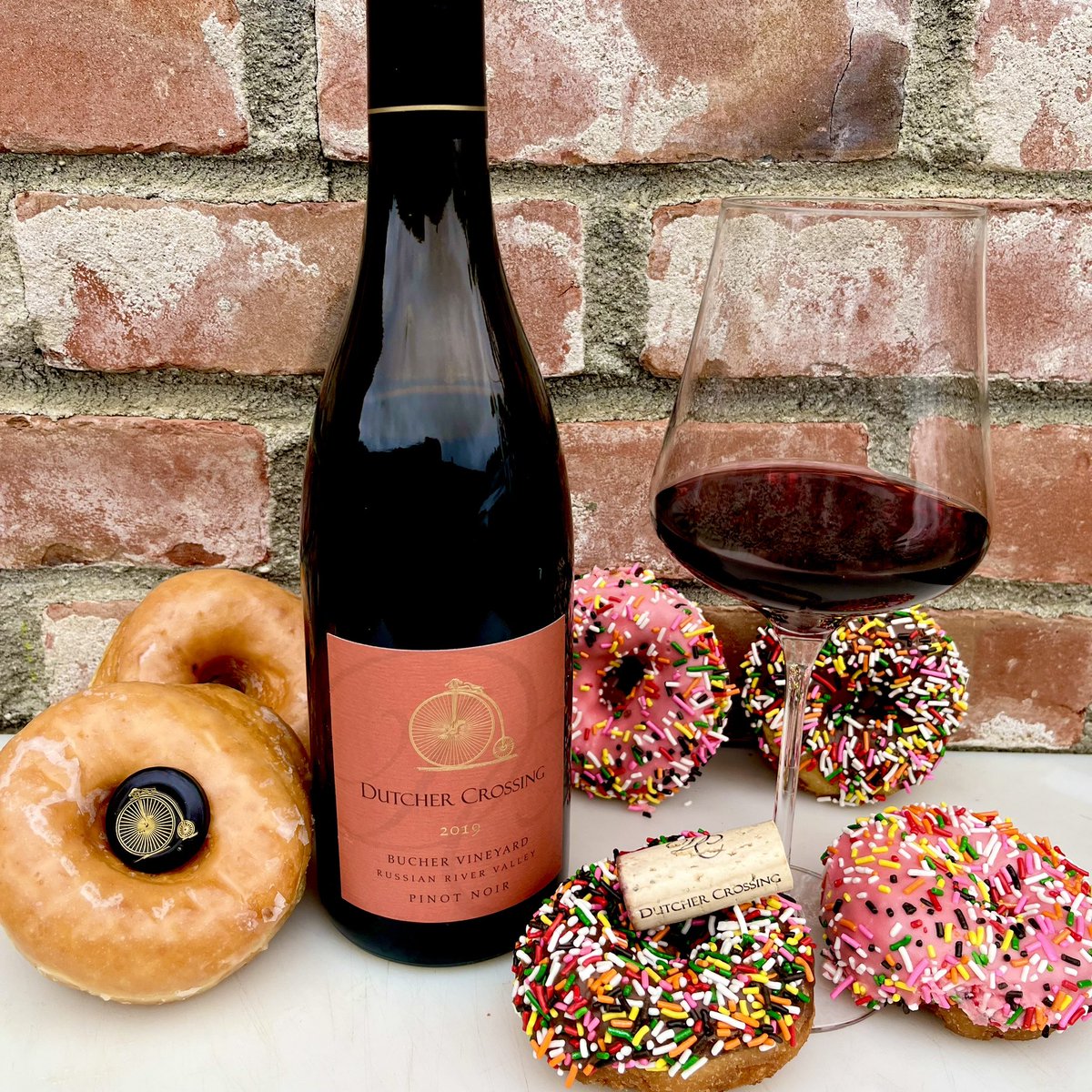 #MondayMotivation with donuts and this @DutcherCrossing pinot noir from RRV. There are aromas of sandalwood, orange peel and blueberry with flavors of Santa Rosa plum, clove and hints of toffee. Nicely done! @JAndrewFlorezII @boozychef @G12Rocco @AskRobY @katerina_brv