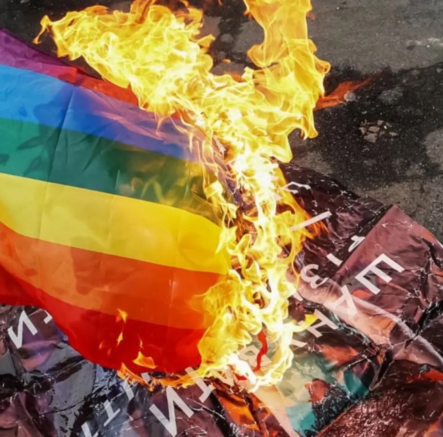 eduardomenoni's tweet photo. 🚨| ÚLTIMA HORA: Padres indignados de Chiapas, México queman libros escolares con contenido comunista y del lobby LGBTIQ+ autorizado por el socialista López Obrador. ⚠️ ¿Apoyas este contundente accionar ciudadano? https://t.co/oZBPxznLPY