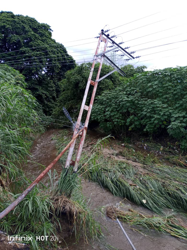 ¡Seguimos Trabajando! Personal de @corpoelecaragua y <a href="/viasdearaguas/">Vias de Aragua S.A</a> realizan reparación de líneas Rotas en media tension y estructura, sobre los circuitos Payita y Nisperos de la sub estacion El Macaro, Municipio Santiago Mariño, estado Aragua 

¡Dios te Bendiga Aragua! 🙏🏻🌸
