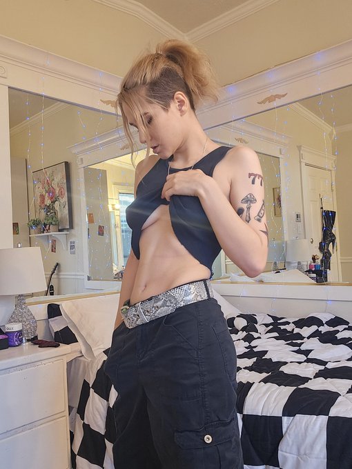 Hiiii 😈😈😈 https://t.co/Rn4Ev7Oi5O<a href="/tag/mvsales"class="tags"><span>#mvsales</span></a>