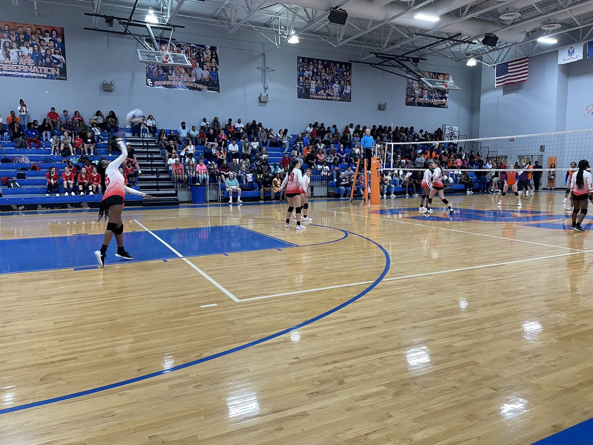 CHMS_Mustangs's tweet photo. 7th and 8th Grade Volleyball in action tonight. Congrats to our 7th graders on their victory over SMS! https://t.co/YuuT17dVU6