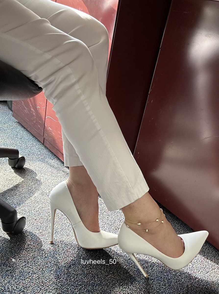 #luvshoes #highheels #Mondayvibes #officeheels #heels #stilettos #shoes #heelsintheoffice #classicwhite