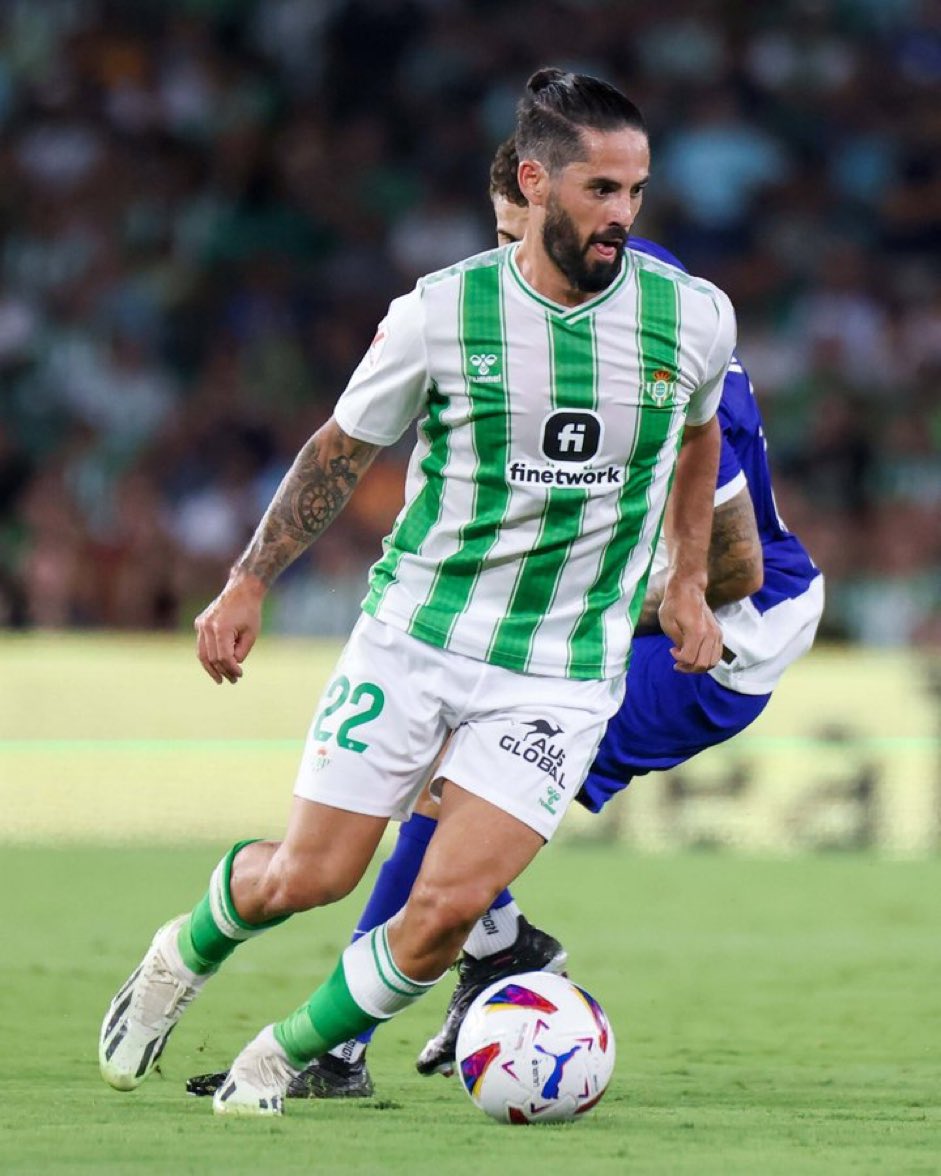 CalcioActu's tweet photo. 🔄🔥 Isco, récemment arrivé au Betis après son départ du Real Madrid, montre déjà son niveau. Brillant lors des matchs contre Villarreal et l’Atlético, il a été élu MVP à deux reprises par DAZN. Pellegrini se dit ravi de ses prestations. 🇪🇸⚽ #LaLiga #Betis #Isco https://t.co/a8pIsnLAPe