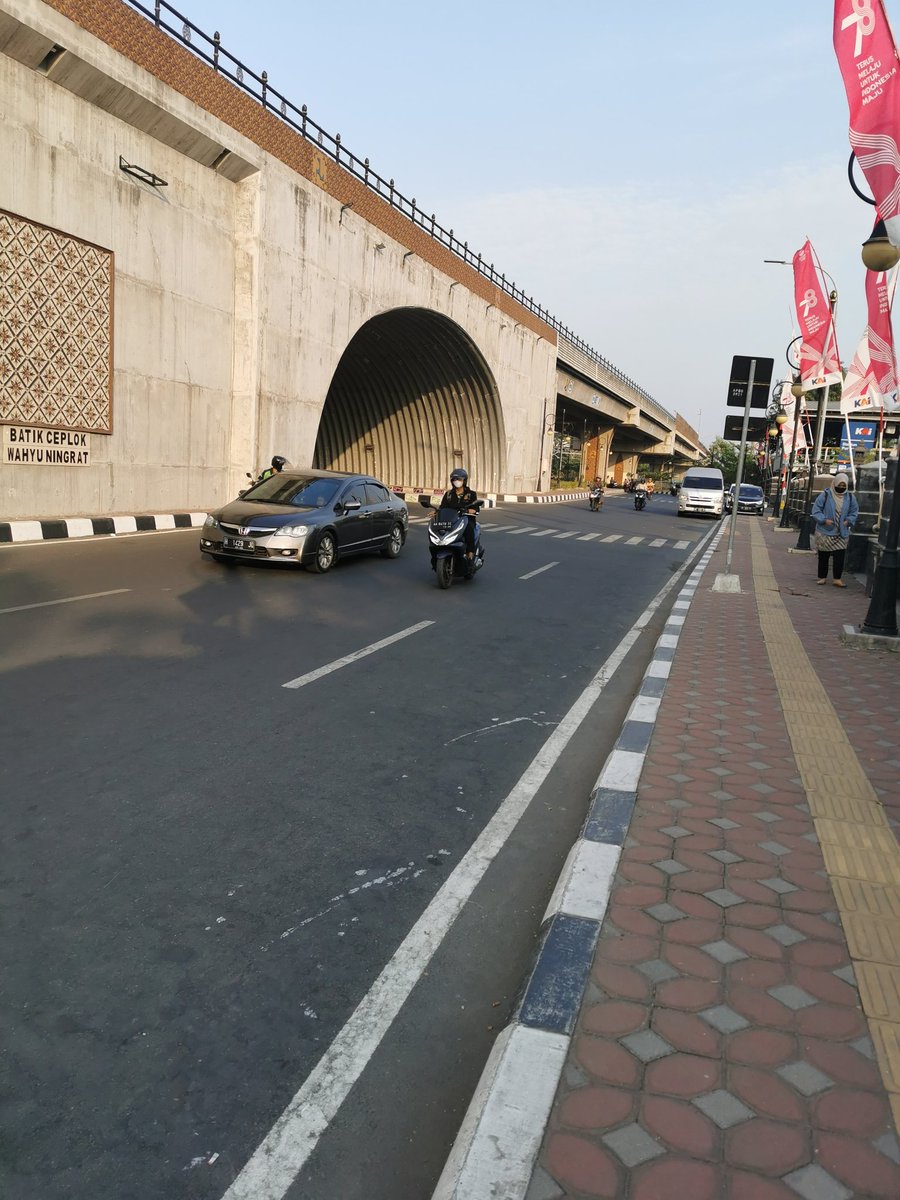 KaesarAgustinus's tweet photo. Mas @gibran_tweet tolong kalau pagi BST nya jaraknya ga terlalu jauh nunggu di halte sampai 10 menit https://t.co/rNkHl5xf8T