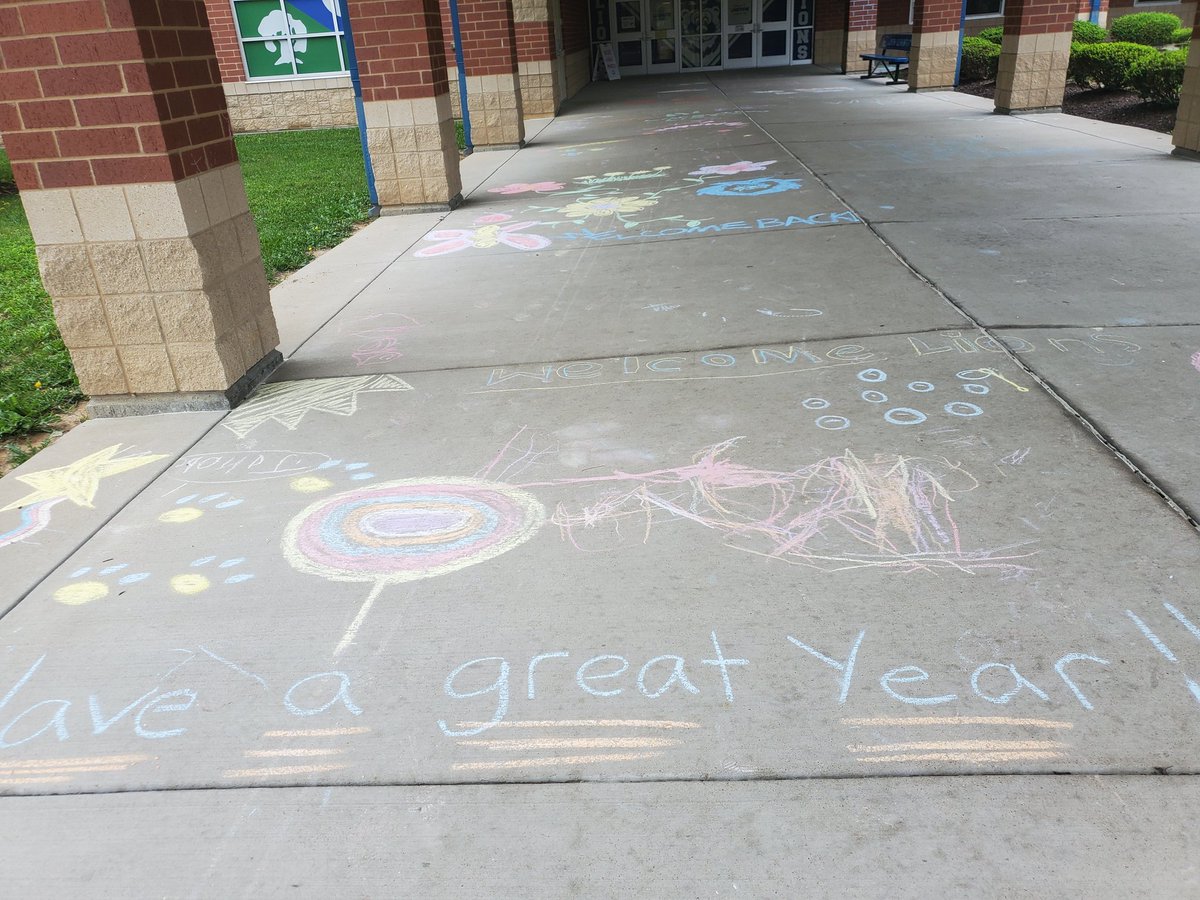 LVEHagen's tweet photo. This morning we were greeted with welcome back chalk drawings made by the students! Great way to start the first day! Even my usual poo parking spot was decorated . #secondgraderocks #lveleads #wsdlearns https://t.co/R14Hxr59Qv