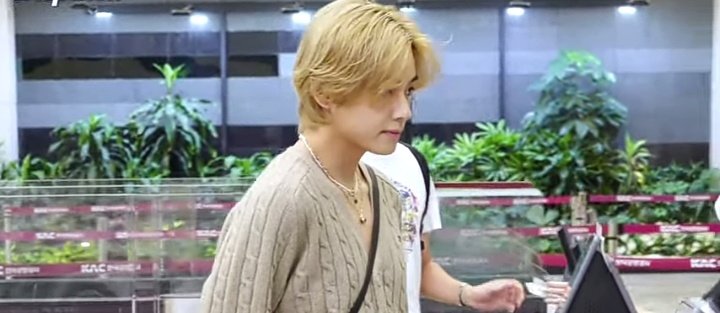 taehyvngpics's tweet photo. it's unfair how handsome he is https://t.co/WrIdGR0L1p