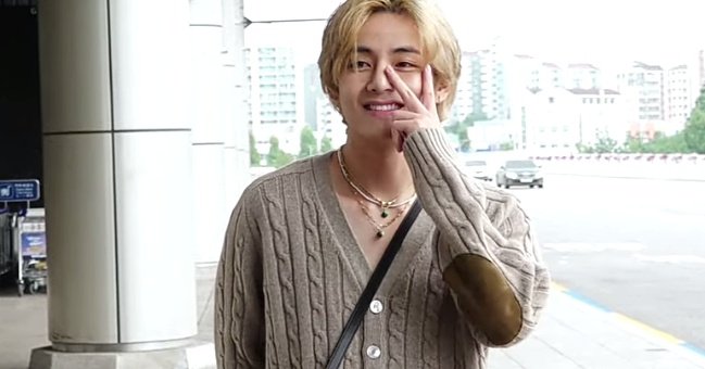 taehyvngpics's tweet photo. it's unfair how handsome he is https://t.co/WrIdGR0L1p