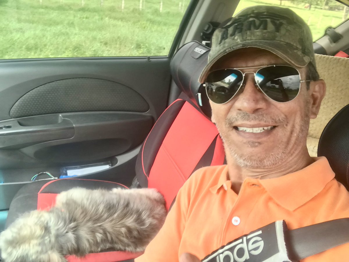 helmunthhans_bq's tweet photo. #retornando a #cartagena de descansar, lo malo es que el copiloto me salió malo, va es dormido #beer 🐶😂🤣😎🧢 https://t.co/xMNdZku10K