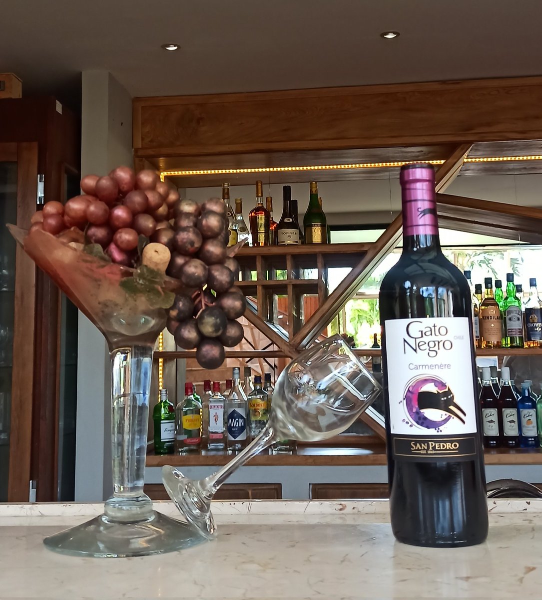 Nuestro Piano Bar le espera...justo al caer la tarde para compartir.... #HotelTuxpan #CubaUnica #VaraderoTravel #juntospormásservicio #cubanacanmarcaladiferencia