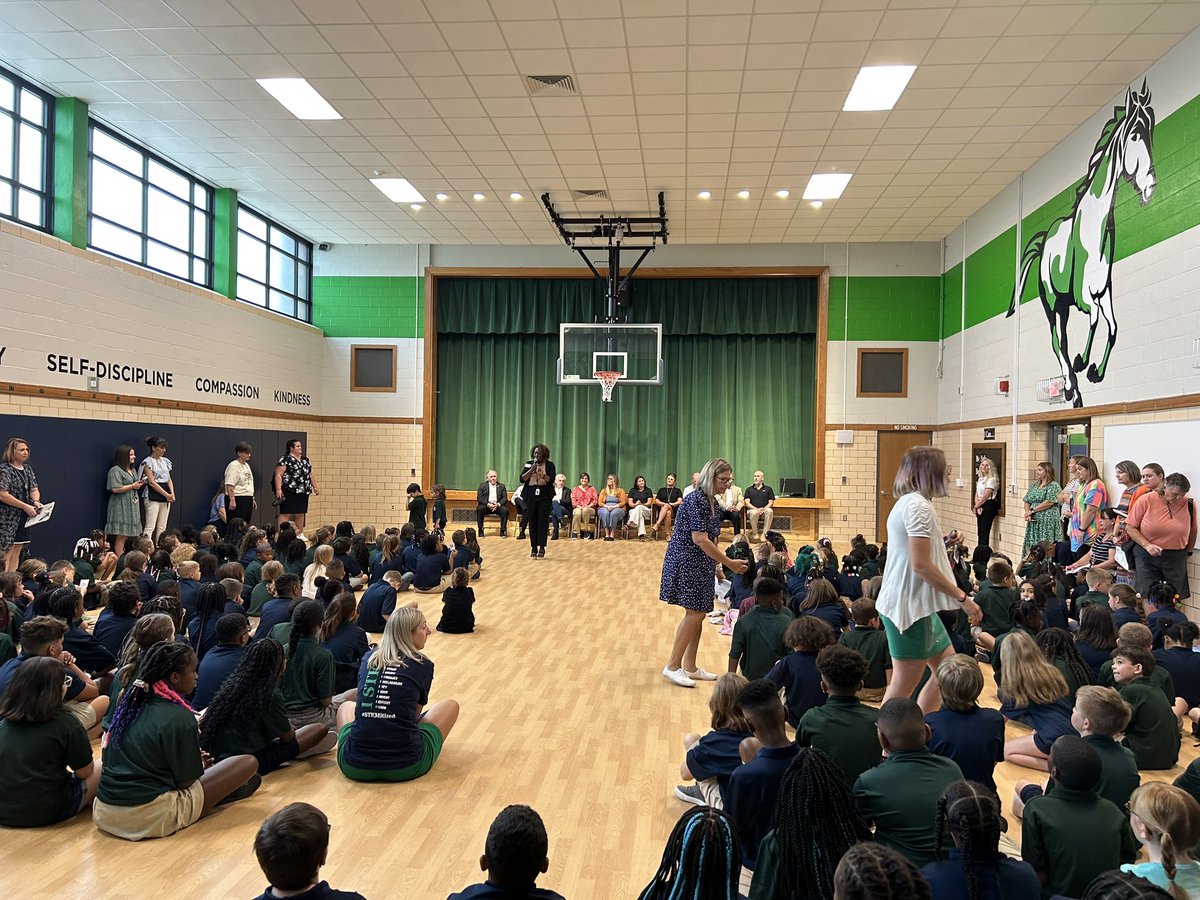 DrHBeaulieu's tweet photo. Congratulations to @DeloraScaggs & @thorpejgordon on their first day as the Thorpe Gordon STEM academy! We are so proud of you!! #BackToJCSchools #1stDayAsASTEMSchool 🔬 🧮 https://t.co/8eOpKpWSDF