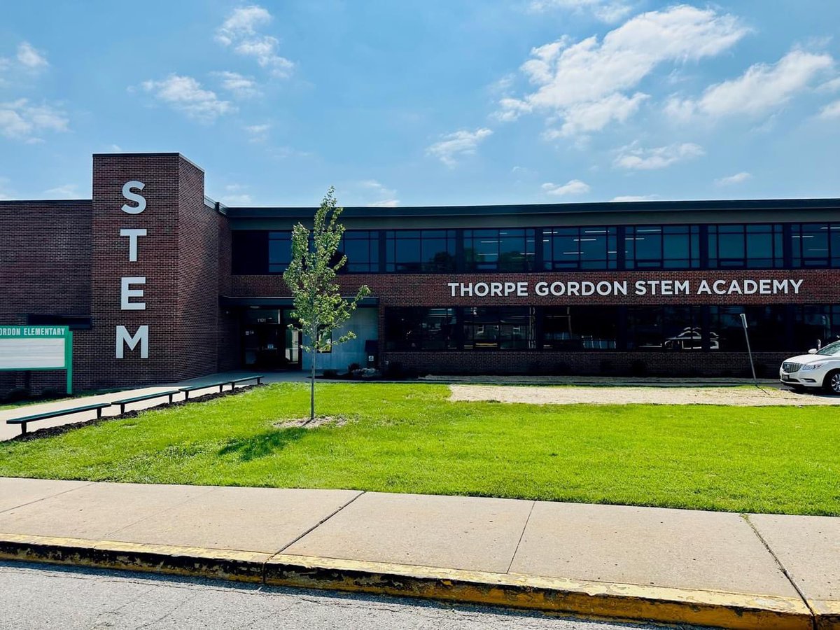 DrHBeaulieu's tweet photo. Congratulations to @DeloraScaggs & @thorpejgordon on their first day as the Thorpe Gordon STEM academy! We are so proud of you!! #BackToJCSchools #1stDayAsASTEMSchool 🔬 🧮 https://t.co/8eOpKpWSDF