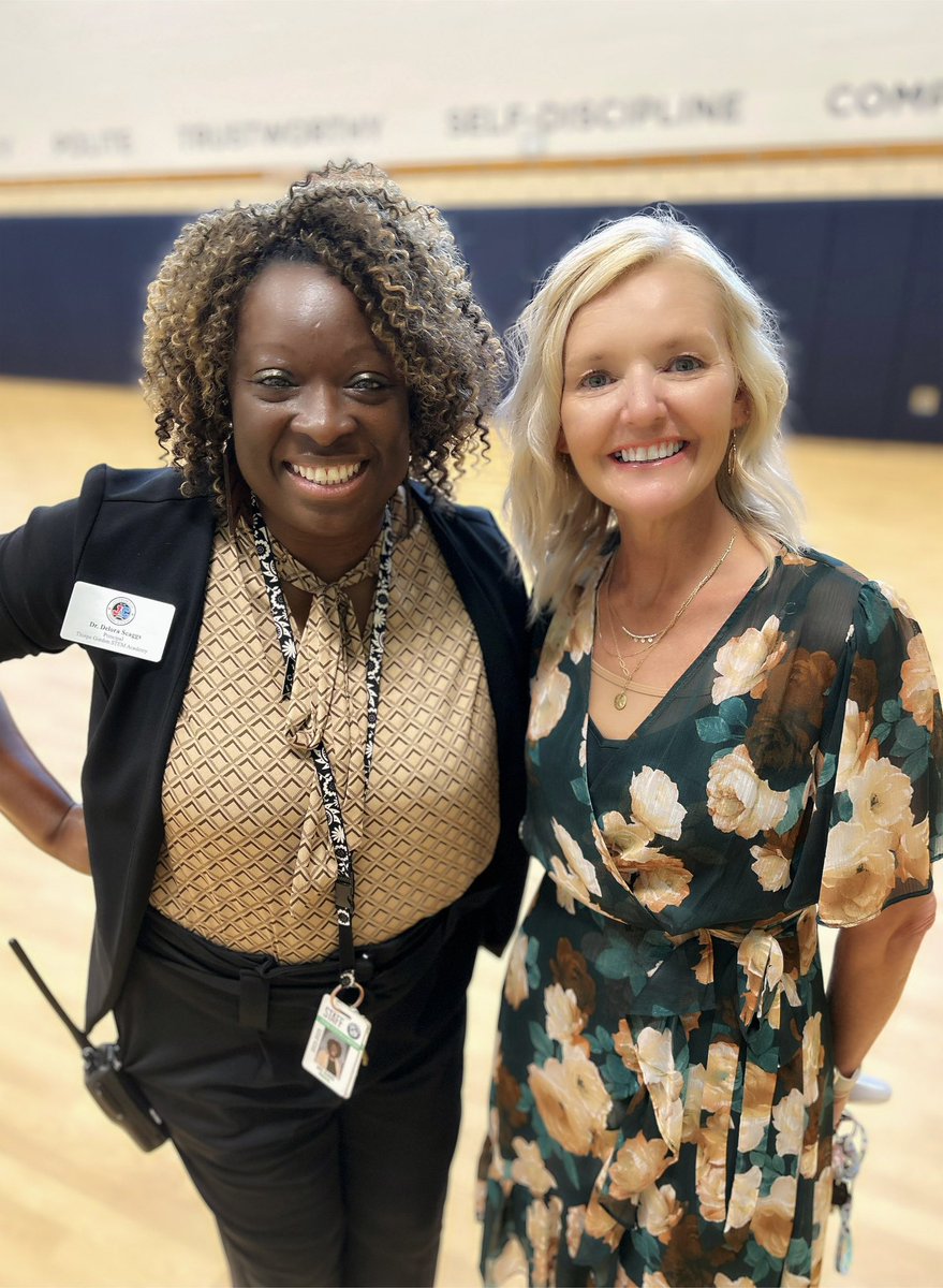 DrHBeaulieu's tweet photo. Congratulations to @DeloraScaggs & @thorpejgordon on their first day as the Thorpe Gordon STEM academy! We are so proud of you!! #BackToJCSchools #1stDayAsASTEMSchool 🔬 🧮 https://t.co/8eOpKpWSDF