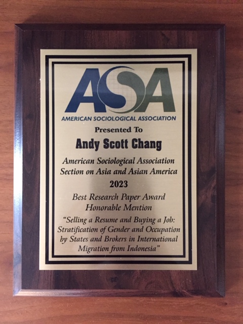 andyscottchang's tweet photo. Honored to receive recognition for my Social Problems article. Many thanks to the selection committee and to my interlocutors and friends for inspiring me to theorize the stratification of global migration regimes. @socprobsjournal @ASAAsia_America @sgSMUSOSS https://t.co/0j9nDU0CSz