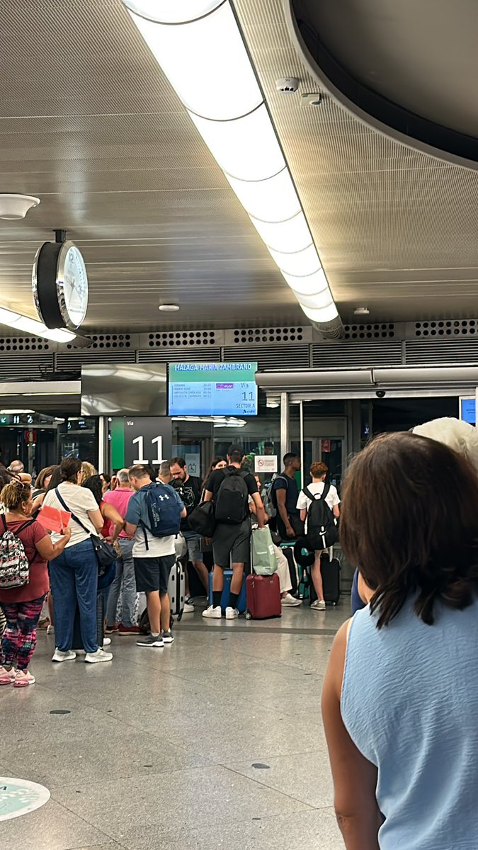 anibernu's tweet photo. @Renfe retraso en AVE Madrid a Málaga. Son las 21:33 y la cola ni se ha movido. Salía a y 25, ¿alguien sabe que pasa? https://t.co/aL5jEp4fxf