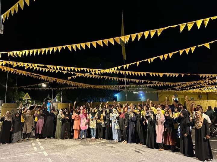 moooch_moos's tweet photo. މިކަމަކީ އެމް.ޑީ.ޕީ ފޮނަދޫދާއިރާއަށް ލިބުނު އިތުރުހިއްވަރެއް އަދި އިންތިހާބަށް ފަސޭހަވި ބޮޅެކެވެ. ދާއިރާގެ ރައްޔިތުންގެ އިތުބާރު ގެއްލިފަވާ MP އެއް ގޮވައިގެން ކުރިއަށް ދިއުމަކީ އެތައް ރައްޔިތުންތަކަކަށް ލިބެމުންއައި މާޔޫސްކަމެކެވެ. https://t.co/a5rKR1CK7U