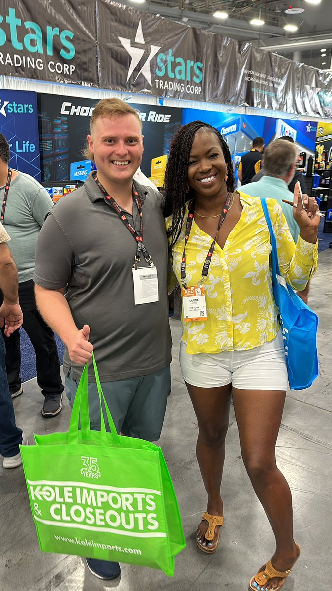 uncuffed21's tweet photo. @MikeMavec making friends!!!! https://t.co/j6nc8hJTIC