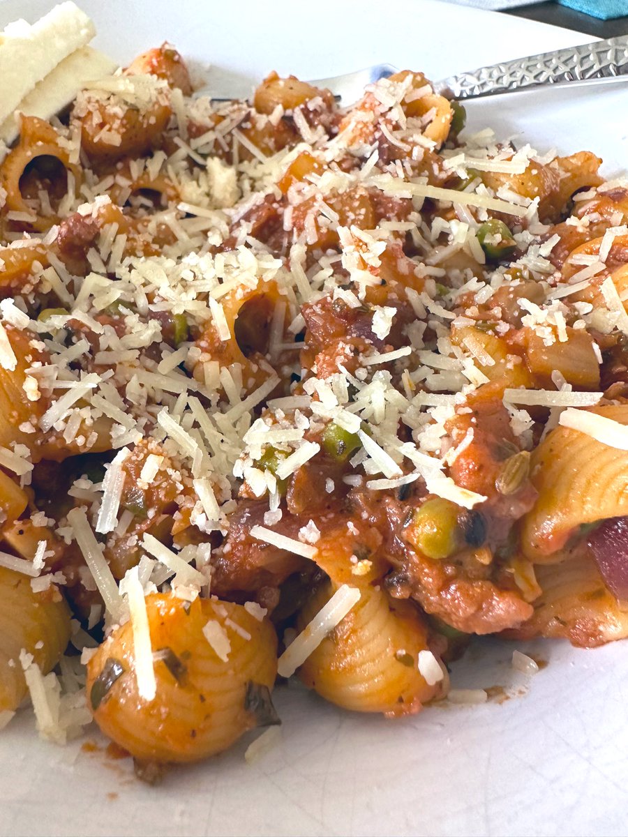 free_style_chef's tweet photo. You can still have pasta with bolognese sauce on a meatless Monday. Just make it with impossible foods!

Today I added sautéed fennel bulbs, onion, peas, dry herbs.

#meatlessmonday #meatless #pasta #bolognese #italianfood #impossiblefoods #impossiblebeef #parmesan #peas #fennel https://t.co/fH2u4LzA6v