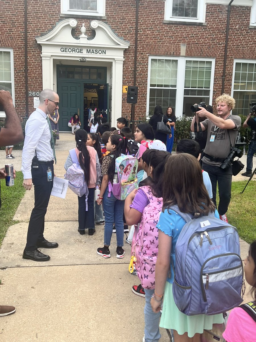 SparkleznSun's tweet photo. Happy 1st day of school!! We were so thrilled to see all the smiling faces this morning! Let’s make it the best year yet! #acpsback2school #acpsfirstday @GMasonPrincipal https://t.co/rwlvkJj6MW