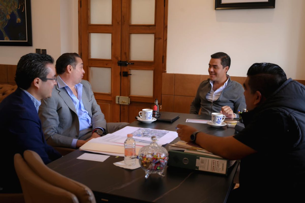 Oscar_SanchezMx's tweet photo. Esta mañana me reuní con el Secretario de Desarrollo Económico del Estado de México, Mtro. @pabloperaltag y el Director de #FIDEPAR, Lic. Arturo Chávez Sánchez, para mostrar los avances del nuevo Parque Industrial en Mina México. 

#VoluntadyTrabajoFirme 
#TierraQueTrasciende https://t.co/5peItUwfyp