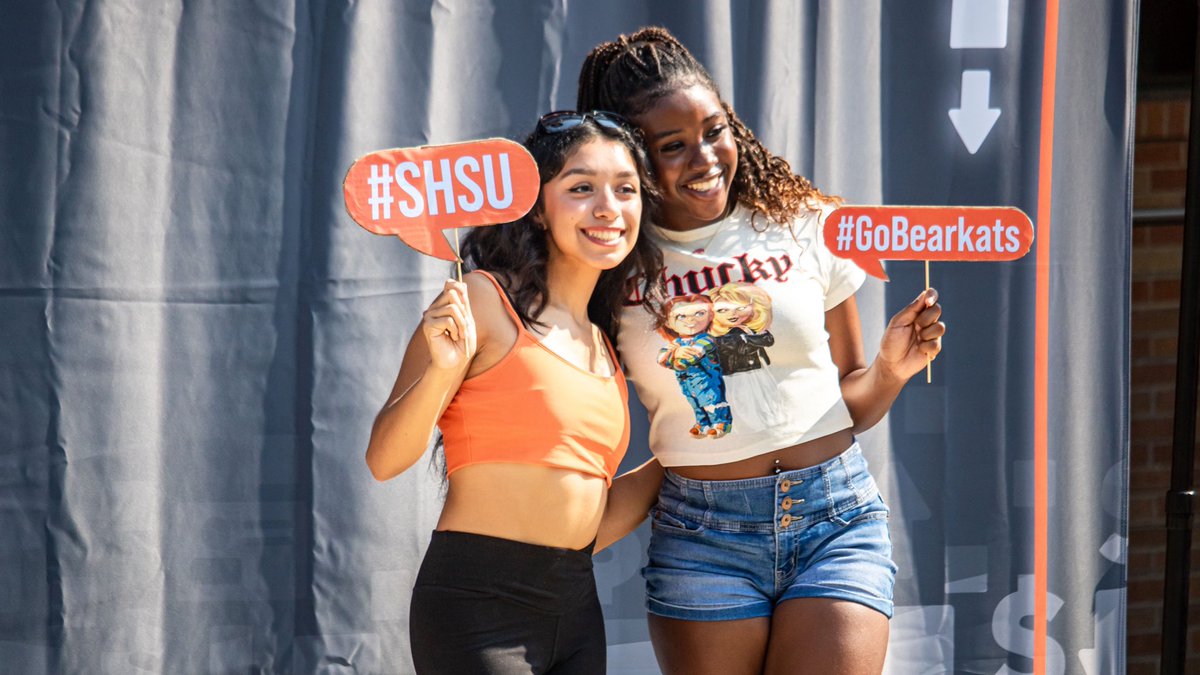 SamHoustonState's tweet photo. The sun is bright βοΈ and so are the smiles on the first day of class! π§‘
#FirstDaySHSU | #EatEmUpKats https://t.co/lSKO7gTjVa