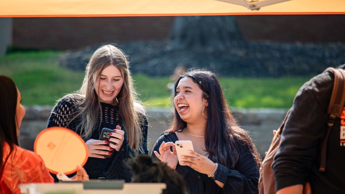 SamHoustonState's tweet photo. The sun is bright βοΈ and so are the smiles on the first day of class! π§‘
#FirstDaySHSU | #EatEmUpKats https://t.co/lSKO7gTjVa