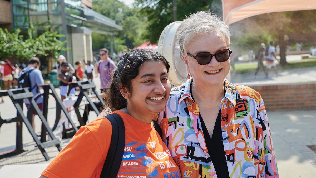 SamHoustonState's tweet photo. The sun is bright βοΈ and so are the smiles on the first day of class! π§‘
#FirstDaySHSU | #EatEmUpKats https://t.co/lSKO7gTjVa