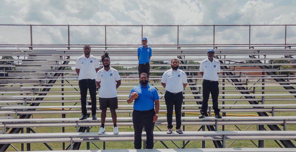 JMJusticesFB's tweet photo. 2023-2024 Varsity Team and Coaching Staff #FACTS🏈 #DaNAWF⚖️ https://t.co/4IFf12NoeR