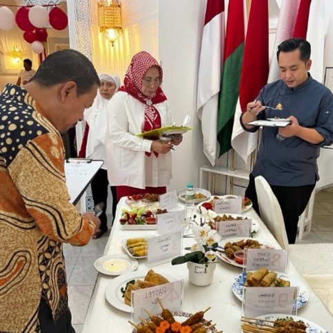 IndonesiaMuscat's tweet photo. Ada yang baru dalam perayaan HUT ke-78 RI tahun 2023 di KBRI Muscat, yakni lomba kreasi memasak mi instan. 

Ya, mi instan telah menjadi makanannya rakyat Indonesia, bahkan meluas dan digemari masyarakat manca negara.#inidiplomasi #KbriMuscat https://t.co/3be7eOcKz7