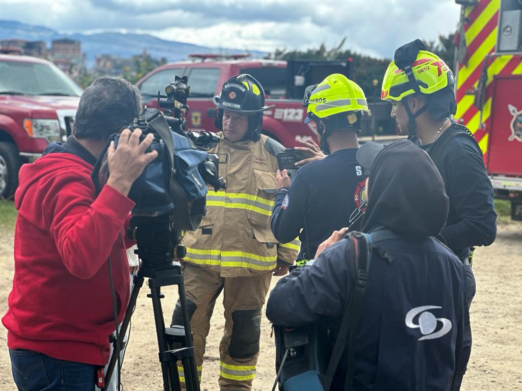 BomberosBogota's tweet photo. ACTUALIZACIÓN: En la parte alta de la montaña se encuentran 13 personas y dos caninos sin novedad, en la parte baja se encuentra una persona que cae desde una altura de 40 mts aprox, al tratar de rescatar un canino. Ambos están siendo rescatados por nuestros uniformados. https://t.co/bz9zaYIV2D