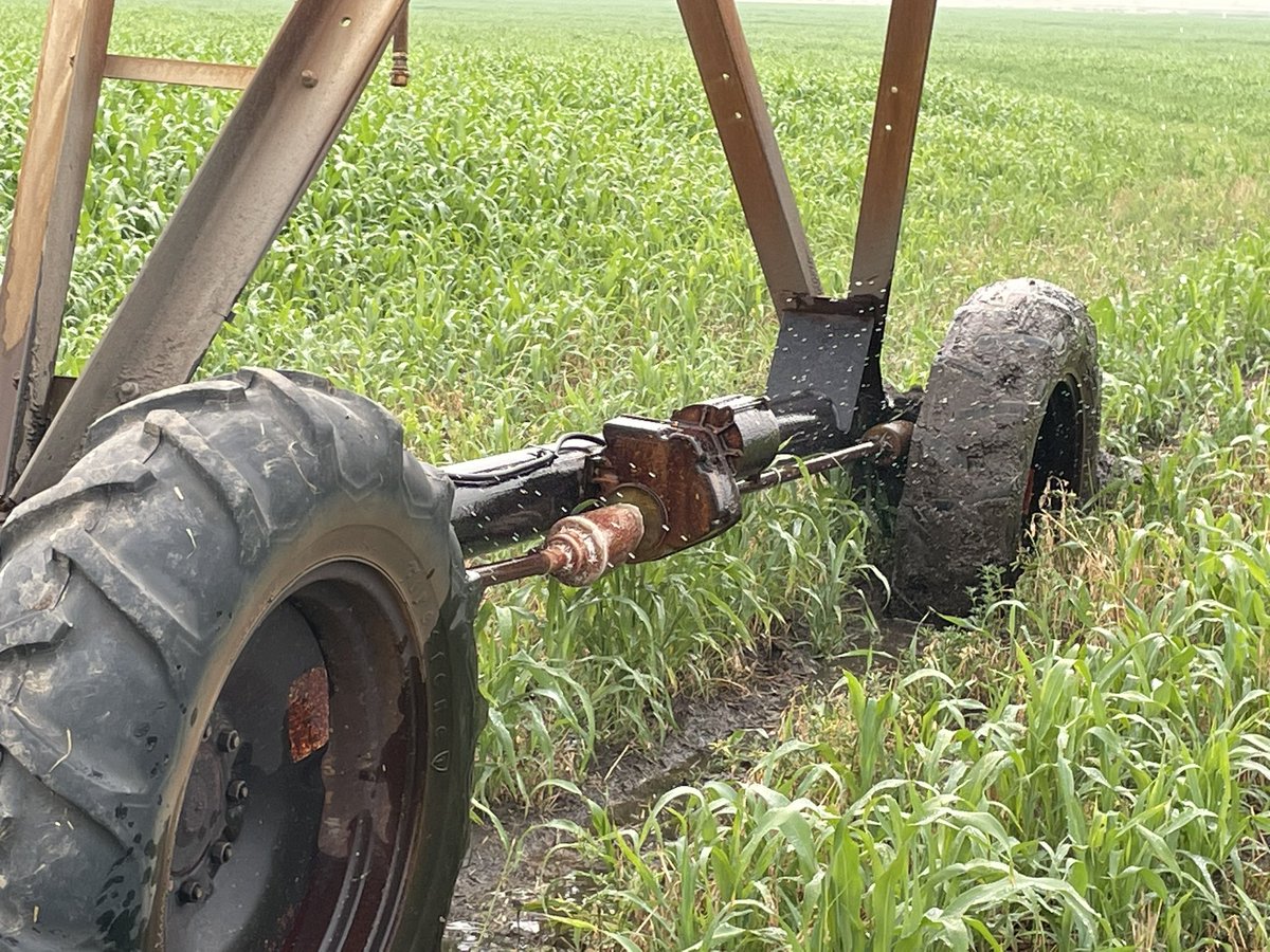 Zags_barrelrcer's tweet photo. Guess that’s why it quit moving. Time to grab the wrenches and rain gear! #pivotproblems https://t.co/9g7eLA2orn