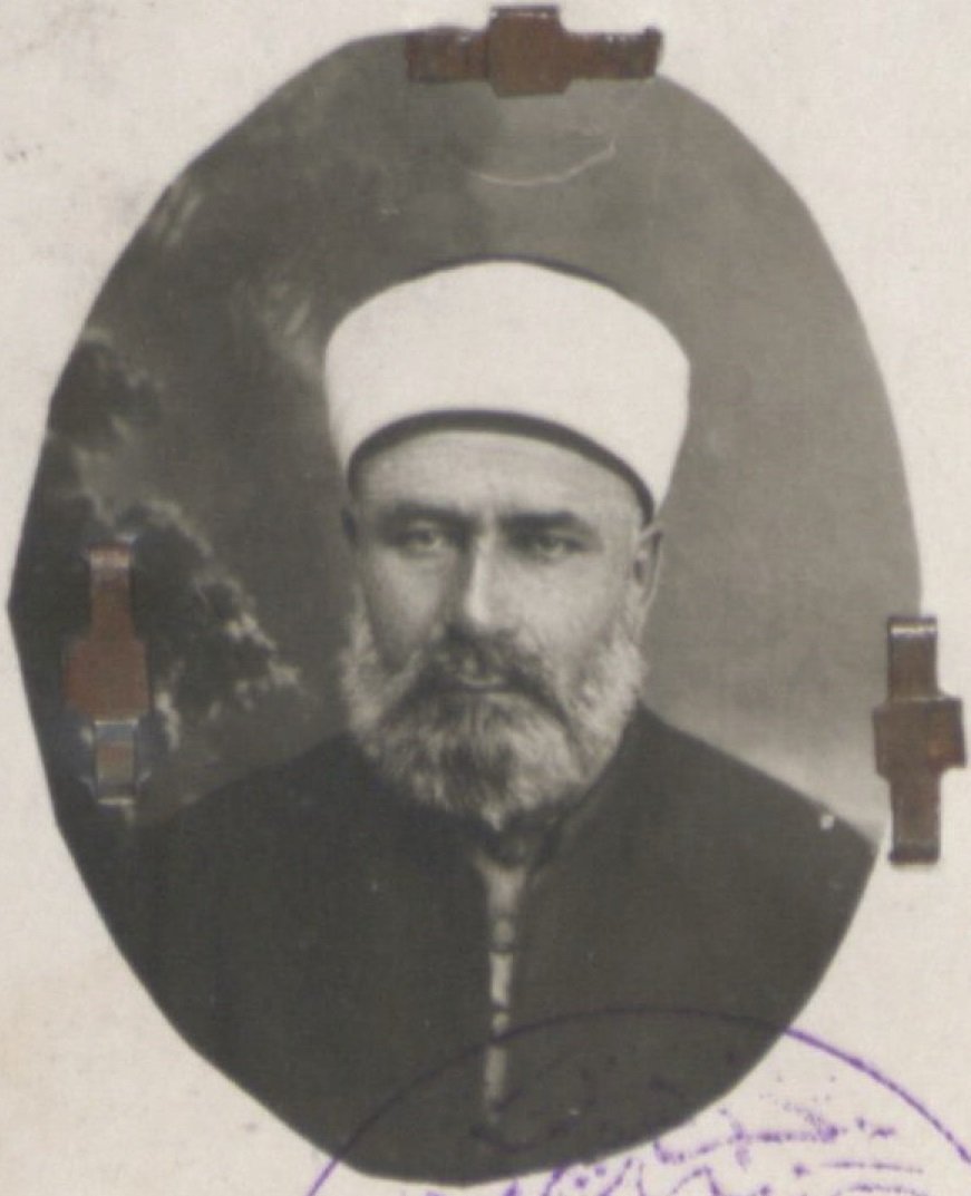 umtdogan71's tweet photo. İskilipli Atıf'ın idam edilmeden hemen önce Atatürk'ten böyle af dilemişti:

"Mustafa Kemal Paşa ve İsmet Paşa hazretlerinin merhametlerine dehalet ederim ve bizi aflarını rica ediyorum. Hiç olmazsa cezamızın yüz bir seneye iblağını rica ediyorum. Başka bir diyeceğim yoktur. Bendeniz Türk oğlu Türk’üm. Benim gibi bir şahsiyet yirmi otuz senede yetişebilir. İmha bir fazilet değildir. Dağ başındaki şaki de yapabilir, şaki de imha olabilir. Demek ki bu fazilet değildir. Fazilet ihya ve ıslahtır. İmha etmemeli, bizim bilmediğimiz kusurlarımız varsa o cihetten ıslaha sevk etmeli ve aklen söylenilen sözleri idrak [edecek] kabiliyetteyim. Bilhassa Gazi Paşa ve İsmet Paşa hazretleri memlekette müdrik insanların çoğalmasını görüyorum ve kendilerinin o kabiliyette olduklarını müdrikim. Bu is’afımız sem’-i devletlerine vasıl olursa çırağen? bizi imhadan vazgeçerek ıslah tarikini emredeceği ümidindeyim. Onun için kararımızın “101” seneye tahvilini emir buyursunlar."

İskilipli Atıf'ın rüyasında Hz. Muhammed'i gördüğü, peygamberin ona "Bizi özlemedin mi Atıf" demesi üzerine savunma yazmayıp bilerek idama gittiği yönünde anlatılan hikayeler YALANDIR.