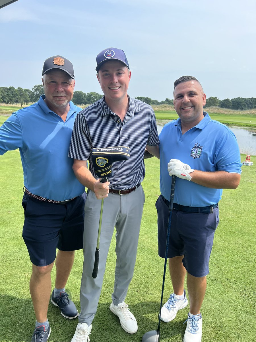 ForePlayPod's tweet photo. Some absolutely UNREAL gifts from our guys and gals at the NYPD Golf Team.

One of the best @TaylorMadeGolf staff bags and putter covers you will EVER see.

Thank you all for coming out to the @BarstoolClassic and for everything you do 🫡 https://t.co/h5qsSkO4o7