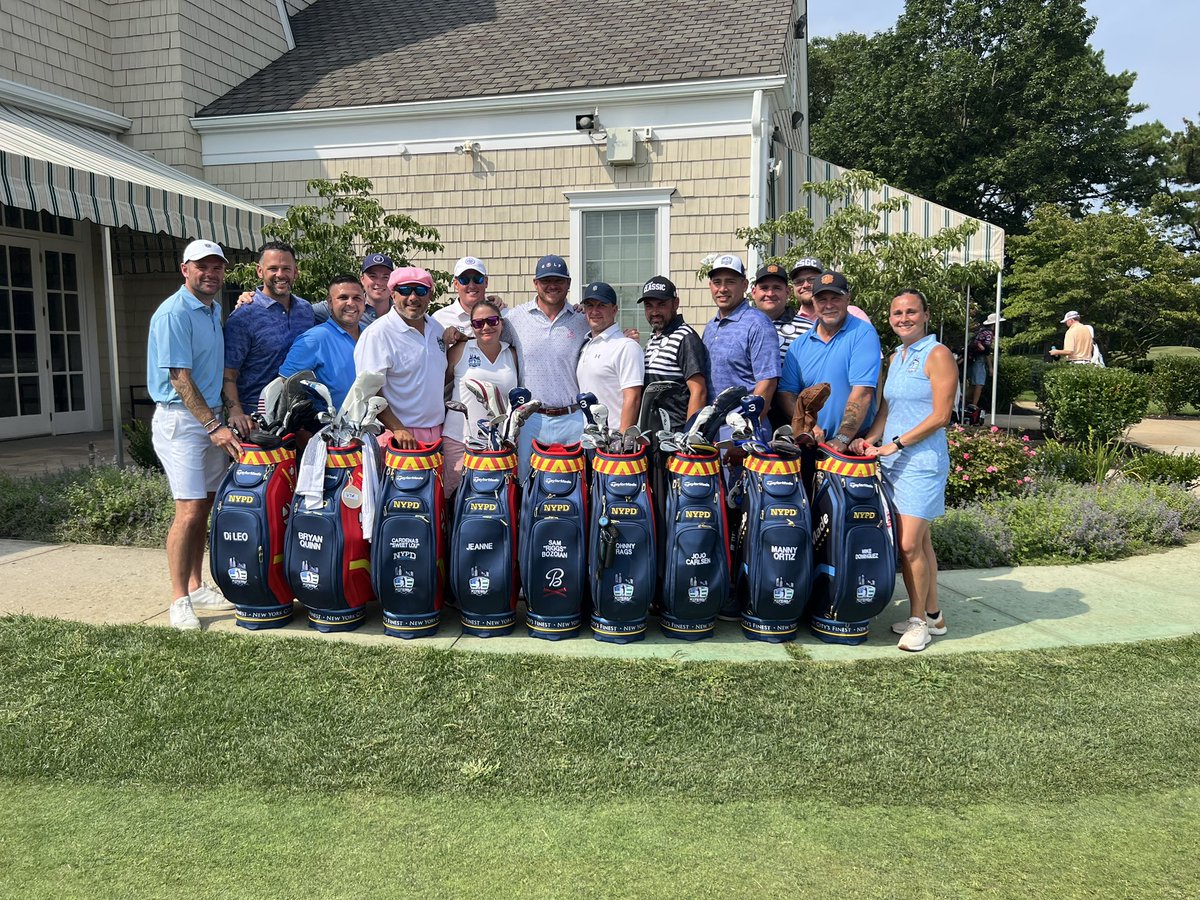ForePlayPod's tweet photo. Some absolutely UNREAL gifts from our guys and gals at the NYPD Golf Team.

One of the best @TaylorMadeGolf staff bags and putter covers you will EVER see.

Thank you all for coming out to the @BarstoolClassic and for everything you do 🫡 https://t.co/h5qsSkO4o7