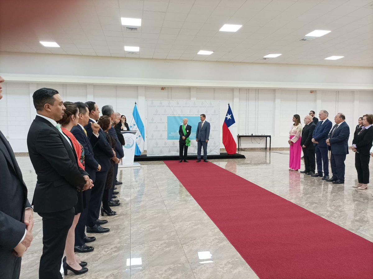 Chile_Honduras's tweet photo. El pasado viernes 18 de agosto, la Cancillería de Honduras a través del Secretario de Estado por Ley, Antonio García, impuso la condecoración de la Orden José Cecilio del Valle en el Grado de Gran Cruz Placa de Plata, al Embajador de Chile Enrique Barriga Larraín. https://t.co/Pc6jib1LK6