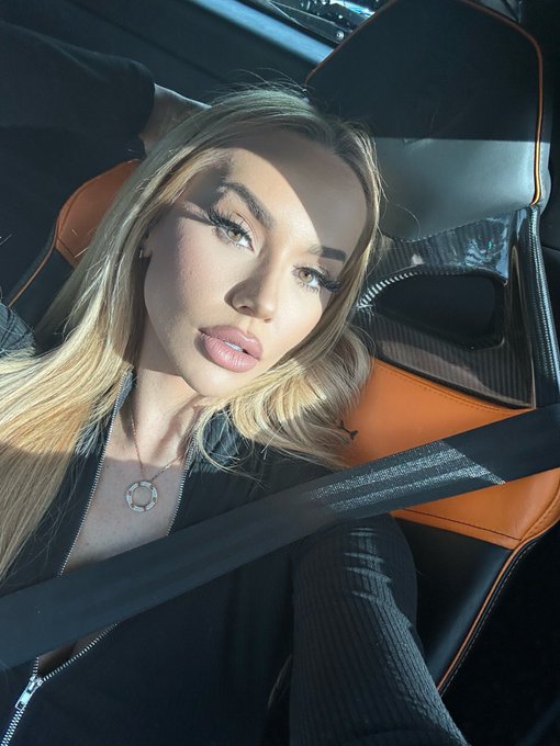 Can I be your passenger princess? 👸🏼 🏎️ https://t.co/MfeG6TC2ii