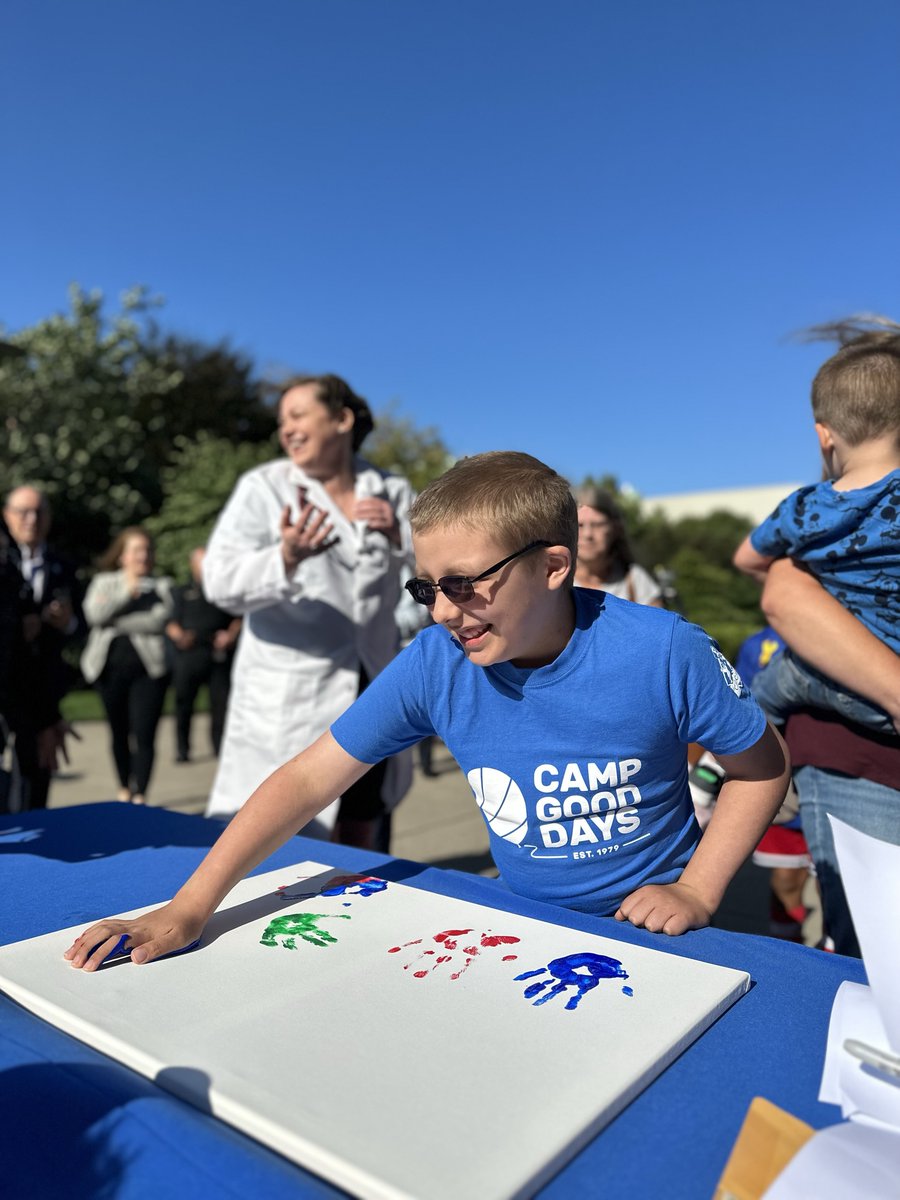 Team_Roswell's tweet photo. @Hyundai honored our Young Adult Program with a $100,000 @hopeonwheels grant! YA and pediatric families were able to help us decorate a Hyundai vehicle and a special Hope on Wheels white coat worn by Dr. Buxbaum and more with colorful handprints. Thank you for all your support! https://t.co/ldN5LnDh09
