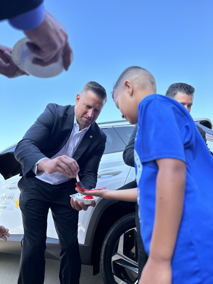 Team_Roswell's tweet photo. @Hyundai honored our Young Adult Program with a $100,000 @hopeonwheels grant! YA and pediatric families were able to help us decorate a Hyundai vehicle and a special Hope on Wheels white coat worn by Dr. Buxbaum and more with colorful handprints. Thank you for all your support! https://t.co/ldN5LnDh09