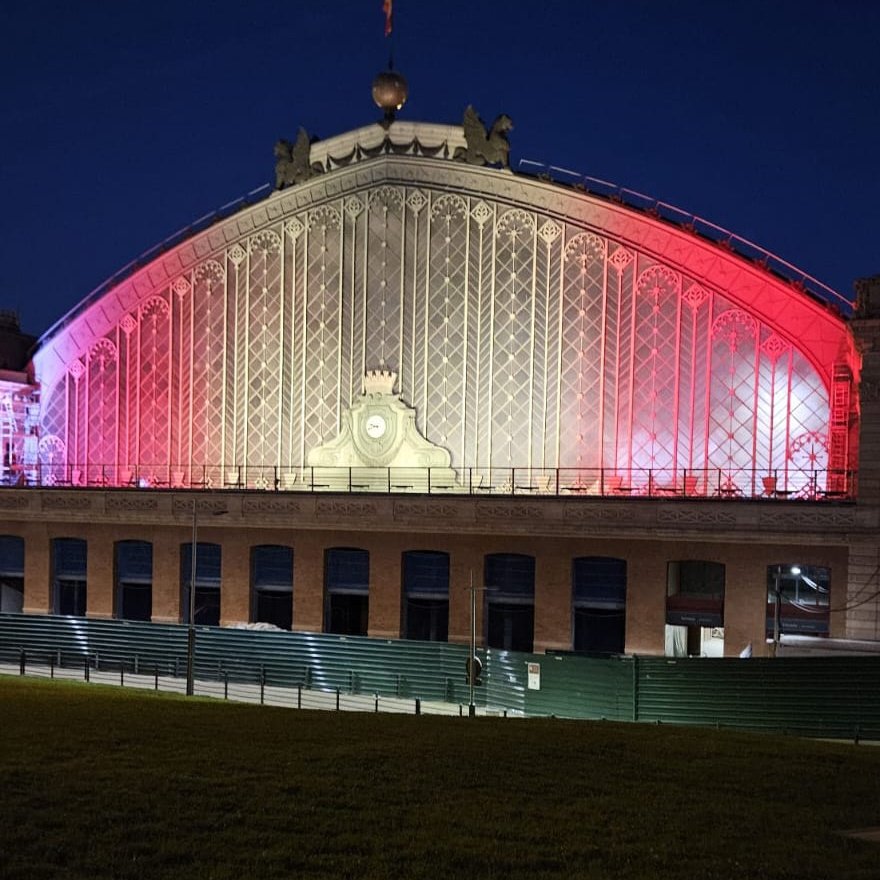 Adif_es's tweet photo. ⭐️ ¡Enhorabuena, campeonas!

Madrid-Puerta de #Atocha Almudena Grandes se ilumina para celebrar la histórica victoria de la @SEFutbolFem en la Copa del Mundo #FIFAWWC. Vuestra capacidad de lucha, superación y sacrificio nos inspira a todos. ¡Sois un orgullo para España! 🏆👏❤️ https://t.co/JsRBFCesv0